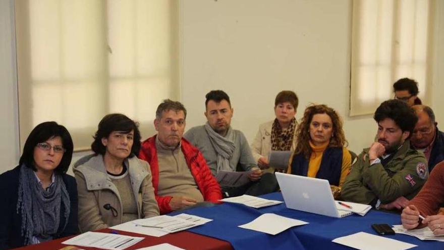 Representantes del sector hostelero y turístico de O Grove, en una reunión mantenida el jueves. // Muñiz