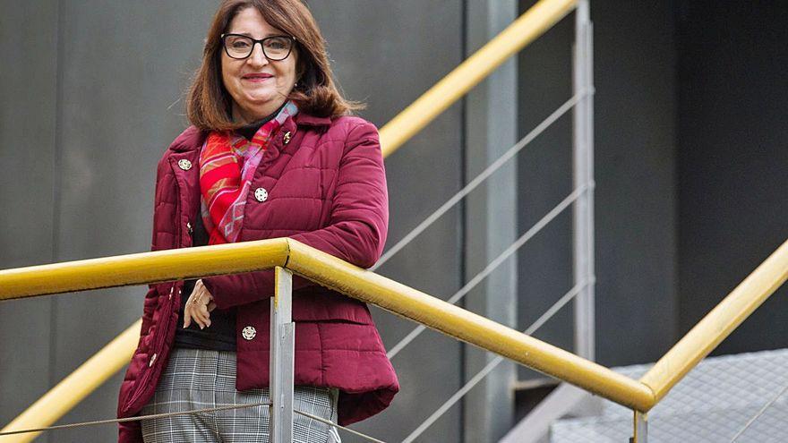 La rectora electa de la UA posa en la facultad de Derecho.