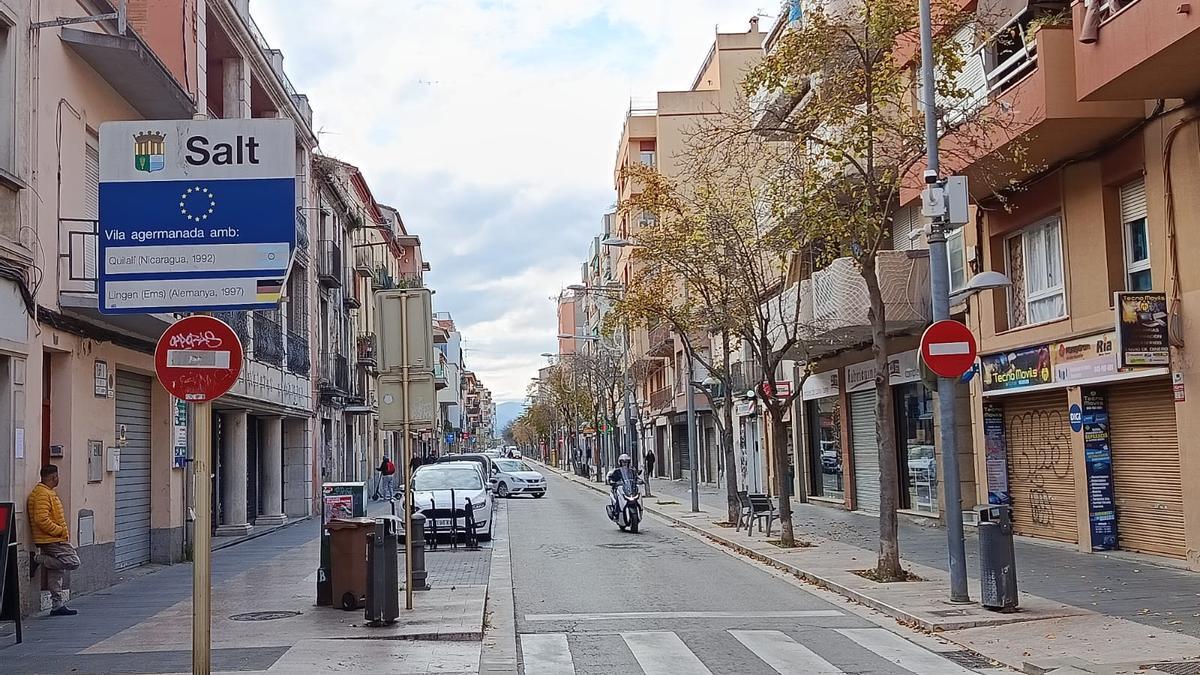 El carrer Major de Salt.