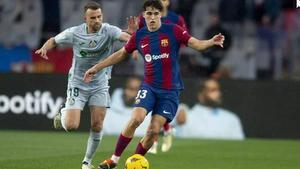 Cubarsí avanza perseguido por Mayoral durante el partido de liga entre el FC Barcelona (Barça) y el Getafe en el estadio Lluis Companys.