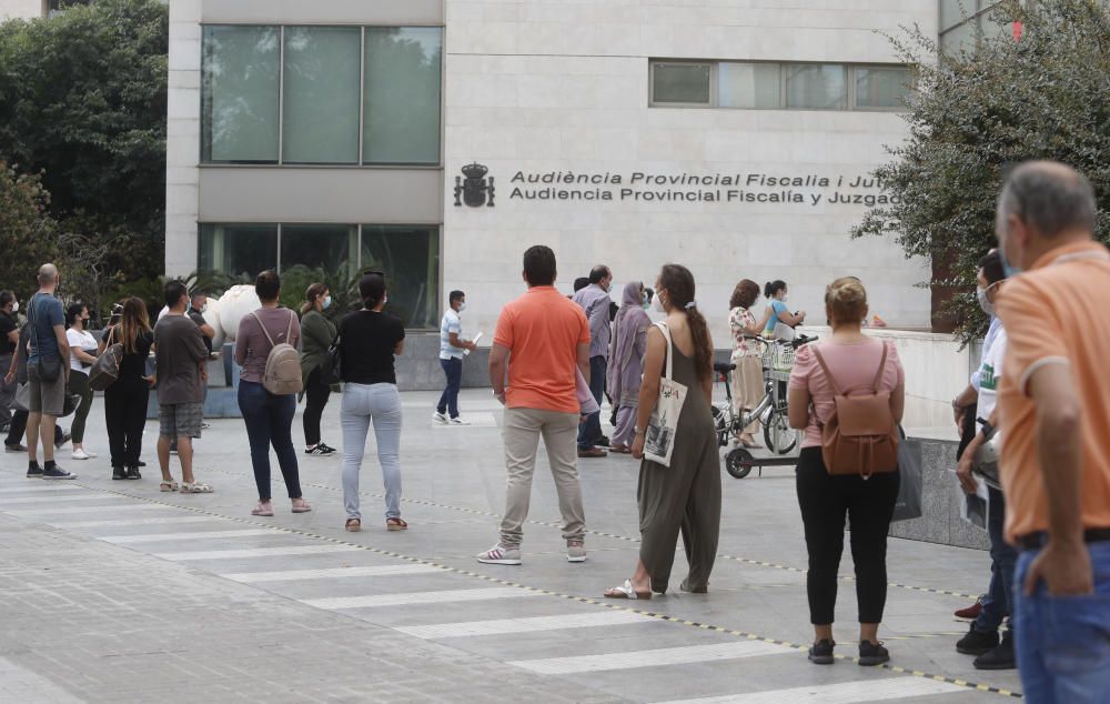 Colas en el primer día de apertura de los juzgados en València