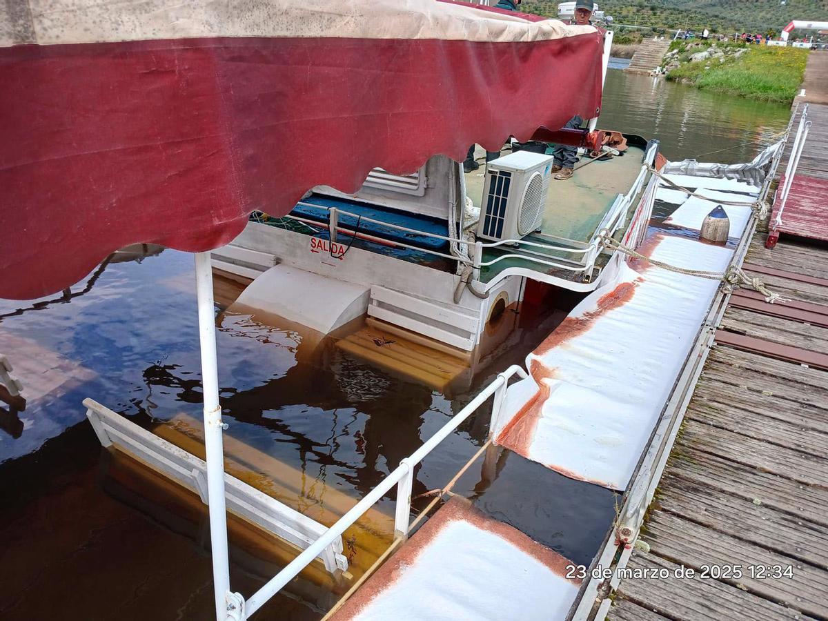 Barco hundido en el Duero en La Fregeneda (Salamanca) con un posible vertido de combustible