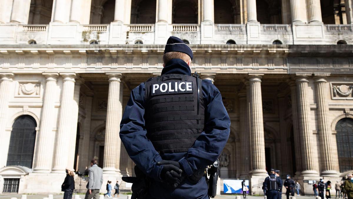 Un agente de la Policía francesa.