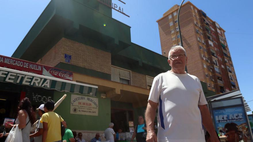 El presidente vecinal Francisco Moya, en el mercado de Huelin, de los años 70.