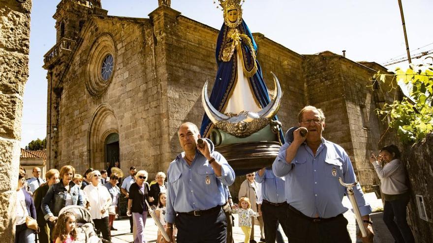 Traslado de la virgen &quot;A Gabacha&quot; desde la iglesia de Santiago, esta mañana en Redondela. / Ricardo Grobas