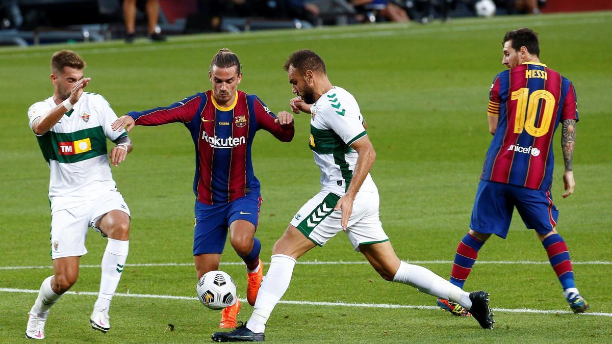 Los franjiverdes Josema y Gonzalo Verdú presionan a Griezmann en presencia  de Messi el pasado sábado.