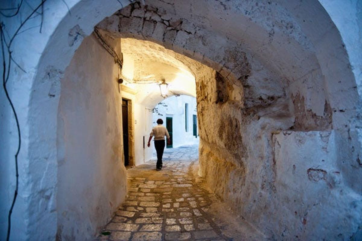 Ostuni es conocido como "el pueblo blanco" por el color de sus calles Ostuni es conocido como "el pueblo blanco" por el color de sus calles