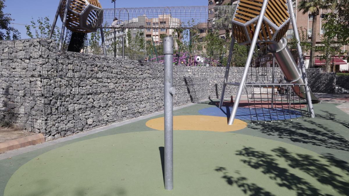 El columpio deshabilitado en el parque de San Blas