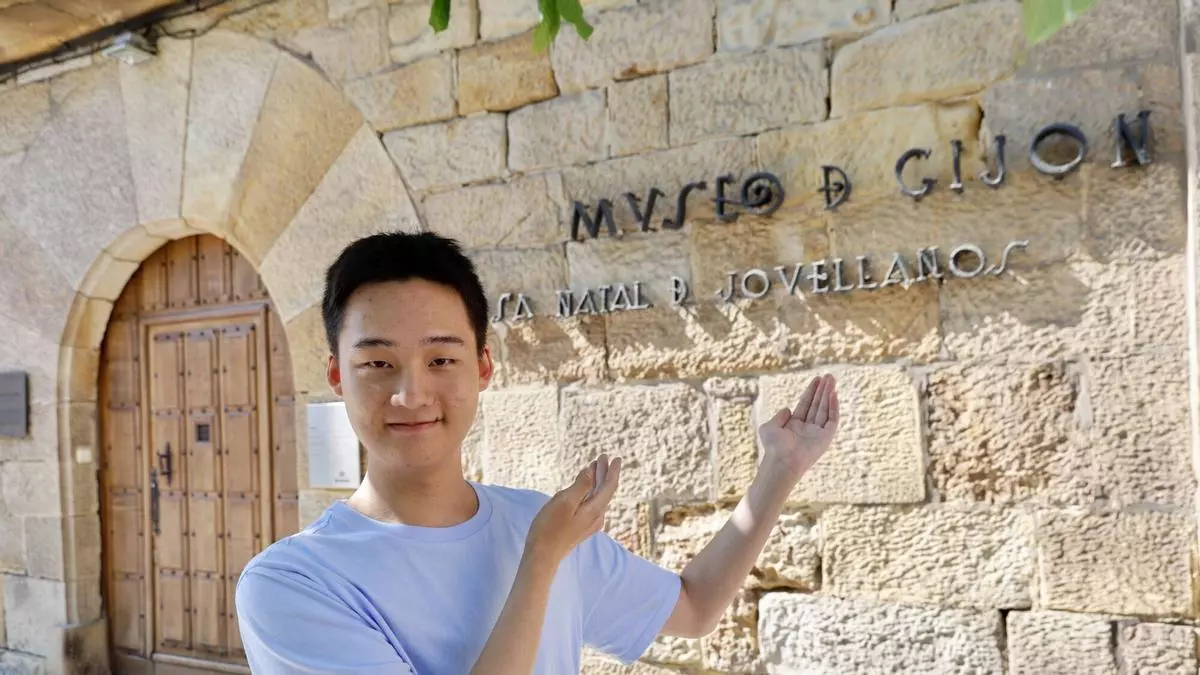 La increíble historia Xinbo Zou, un chino de 17 años que viaja a Gijón para estudiar a Jovellanos: "Es difícil encontrar una figura como él"