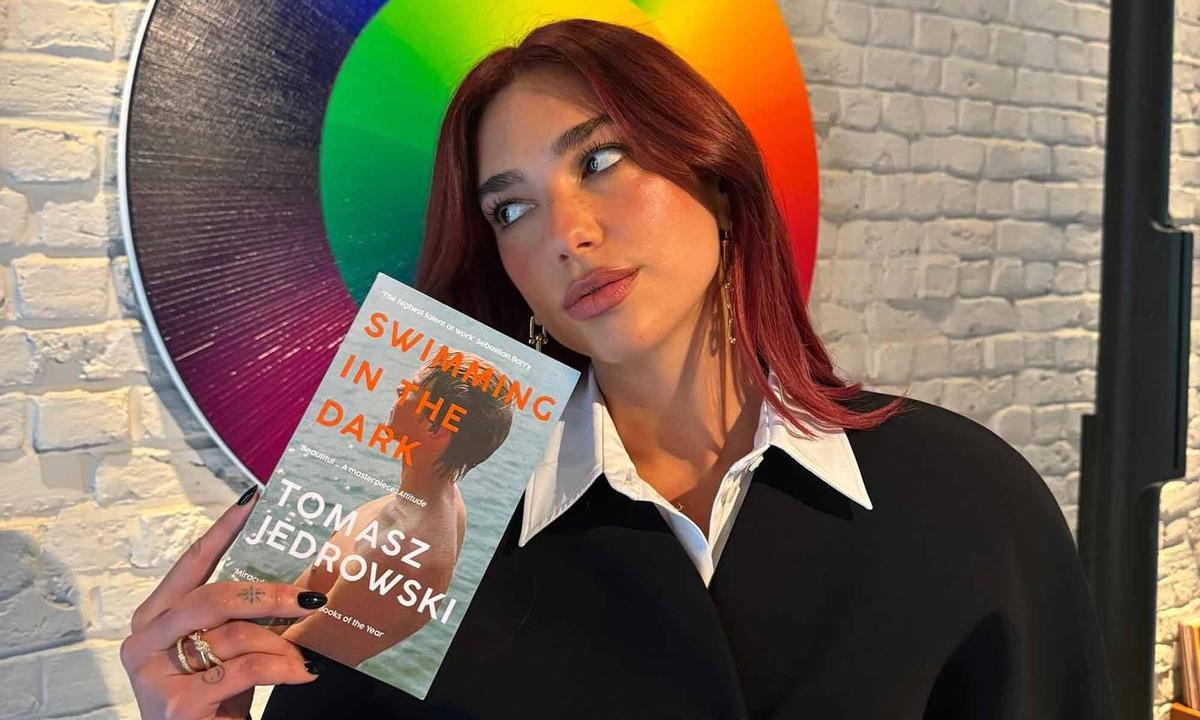Dua Lipa, promocionando una de sus lecturas.