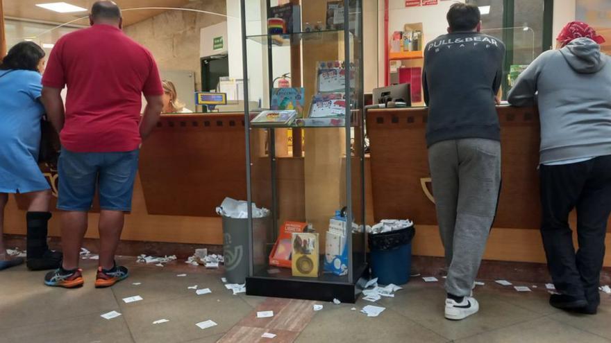 Correos se llena de papeles a diario por la huelga de limpieza