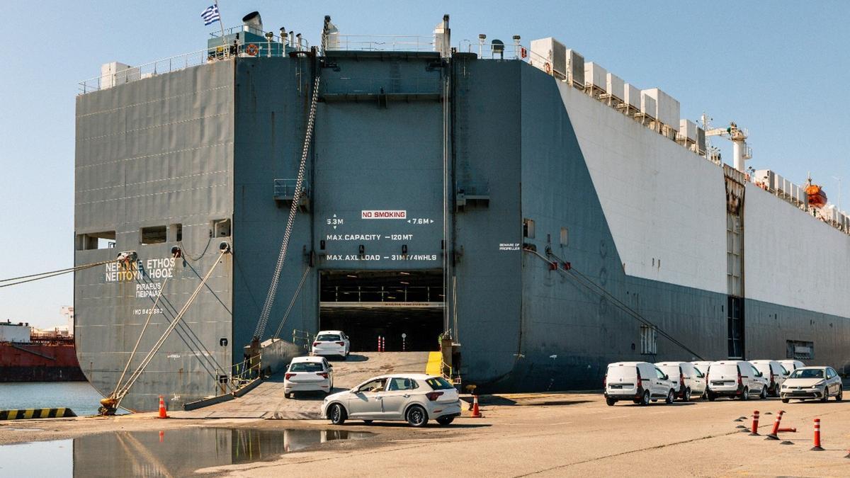 Operativa de carga de vehículos en el Port de Barcelona.