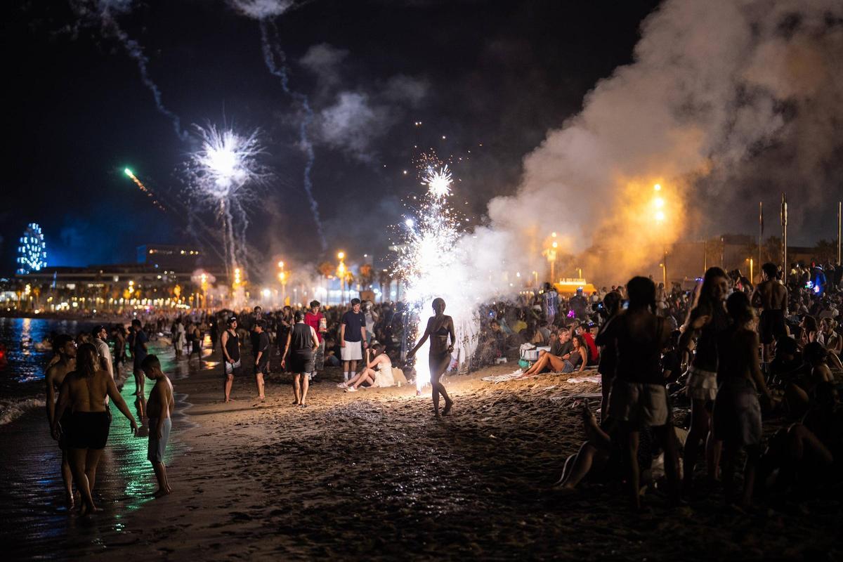 La playa de la Barceloneta llena para celebrar la noche de Sant Joan La playa de la Barceloneta llena para celebrar la noche de Sant Joan