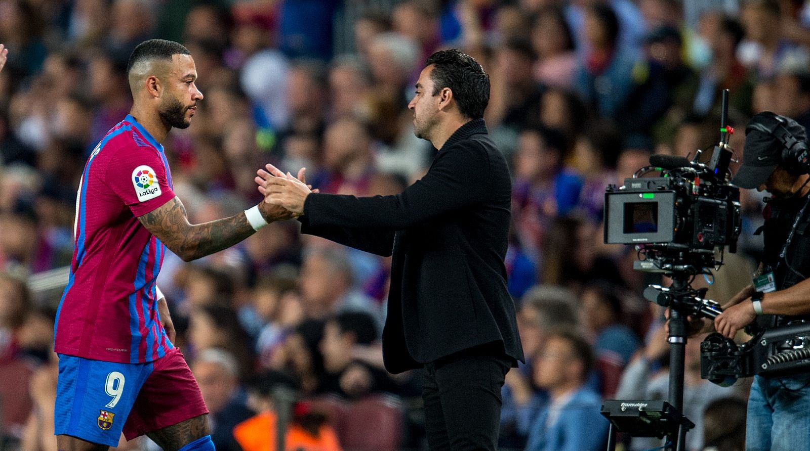 Xavi saluda a Memphis tras ser sustituido en el Barça-Celta del Camp Nou.