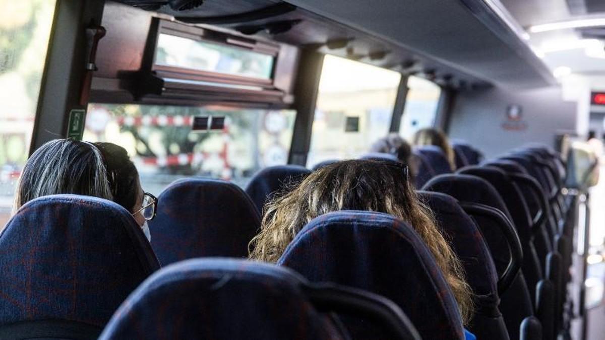 Usuaris d'un dels busos que connecten amb Barcelona