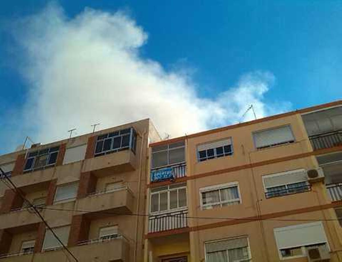 Un incendio obliga a desalojar a 16 familias de dos edificios
