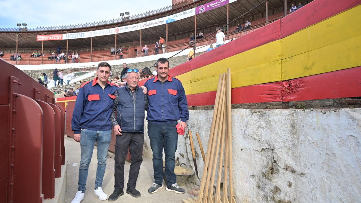 Salvador Agut, en el callejón, vive su primera Magdalena jubilado pero tiene un buen relevo: sus hijos son areneros.