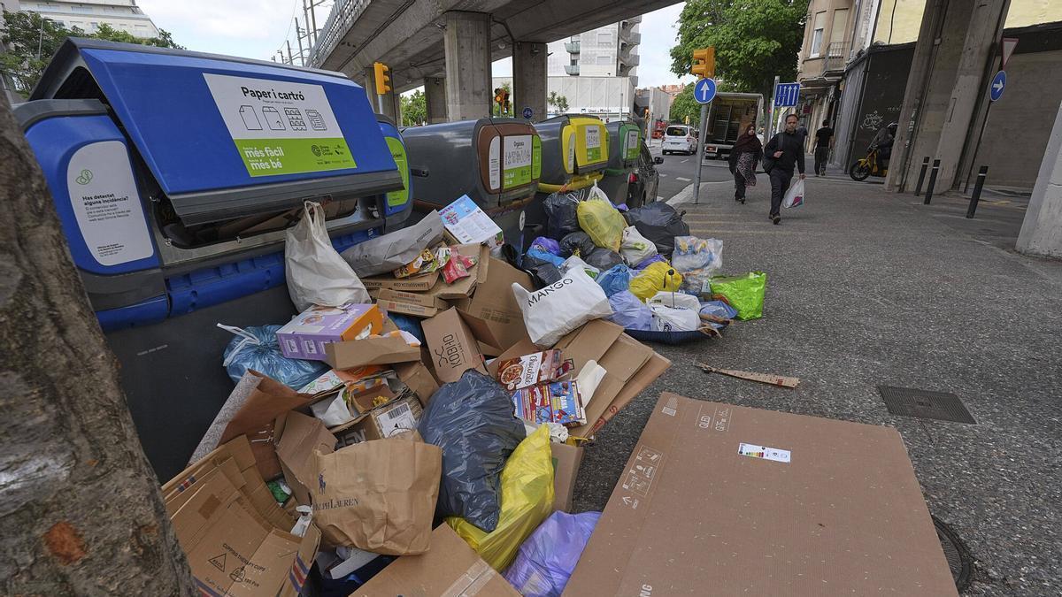 Les imatges dels efectes del tercer dia de la vaga d'escombriaires a Girona