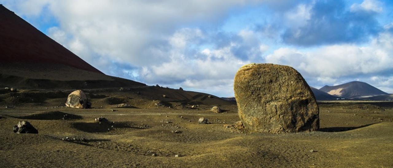 Conos Caldera de los Cuervos y Caldera Colorada, en cuyo entorno está la que tal vez sea la bomba volcánica más grande del mundo (Lanzarote)