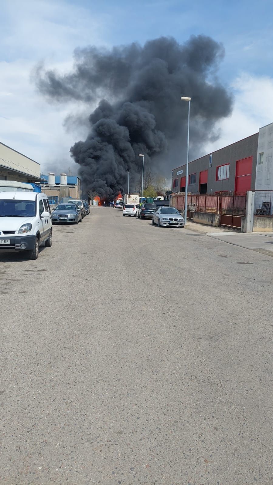 Espectacular incendi al pati d'una empresa del polígon de les Preses