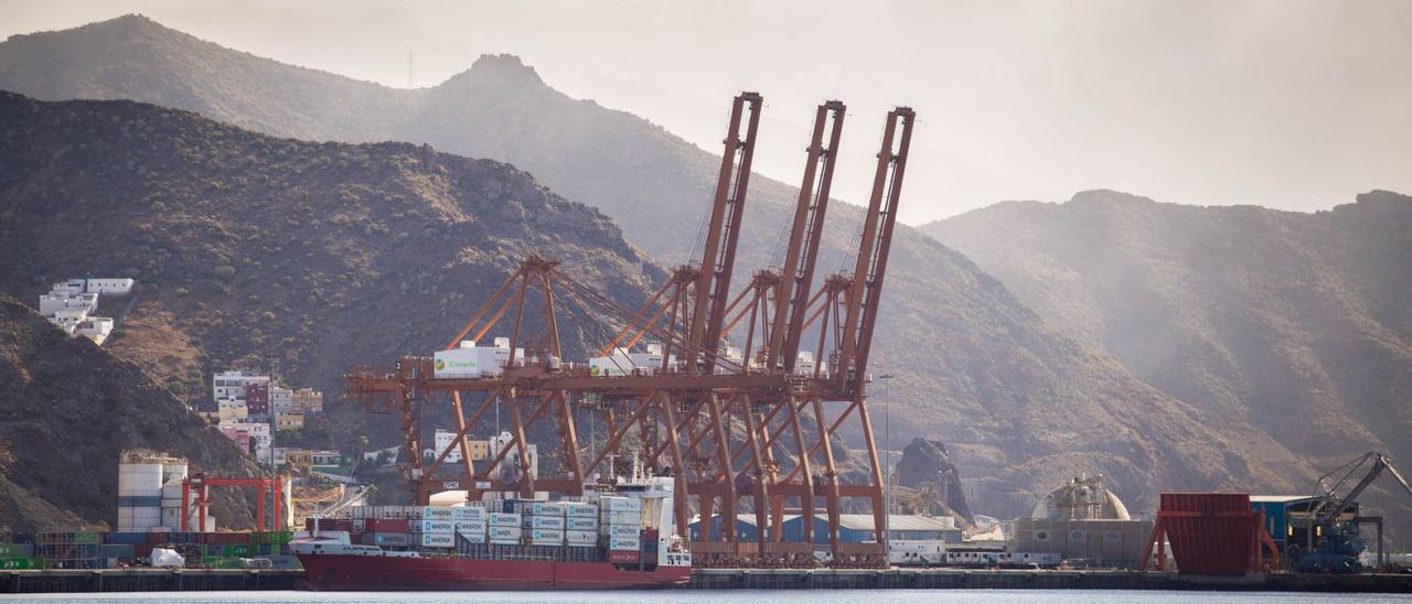 Panorámica del puerto de Santa Cruz de Tenerife con un buque cargando contenedores. | | E.D.