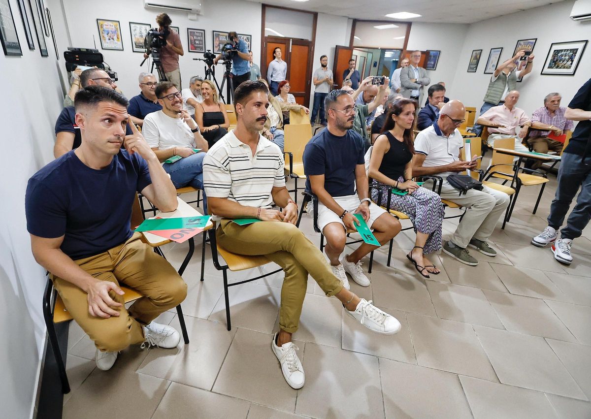 Los cuatro hijos de Hernández, durante la despedida de su padre.