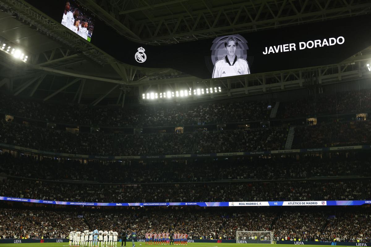 Los jugadores del Atlético de Madrid y del Real Madrid guardan un minuto de silencio por Javier Dorado, exfutbolista del Real Madrid recientemente fallecido, previo al encuentro correspondiente a la ida de los octavos de final de la Liga de Campeones que Real Madrid y Atlético de Madrid disputan hoy martes en el estadio Santiago Bernabéu, en Madrid.