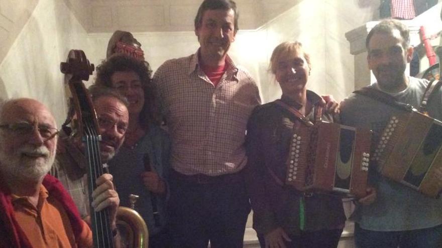 Escútia amb els seus companys de Berguedana de Folklore Total.