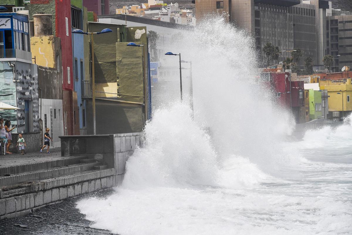 Oleaje fuerte en el paseo del barrio de San Cristóbal en Las Palmas de Gran Canaria. Oleaje fuerte en el paseo del barrio de San Cristóbal en Las Palmas de Gran Canaria.