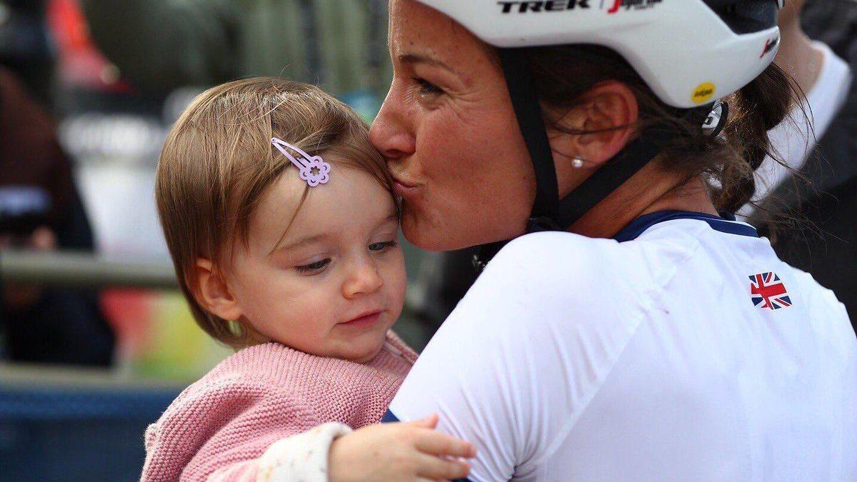 La ciclista Lizzie Deignan, con su hija.