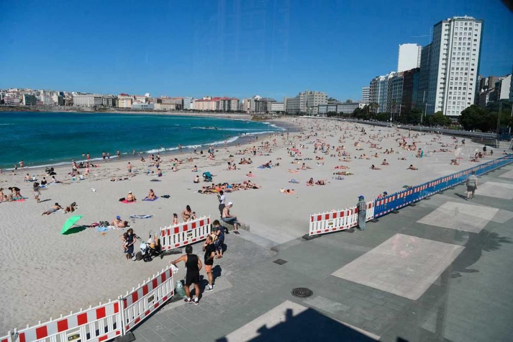 Los coruñeses vuelven a la playa con el inicio de la fase 2 y las altas temperaturas