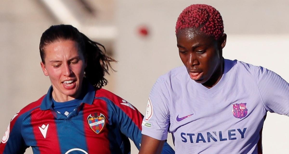 Oshoala pugna con una jugadora levantinista