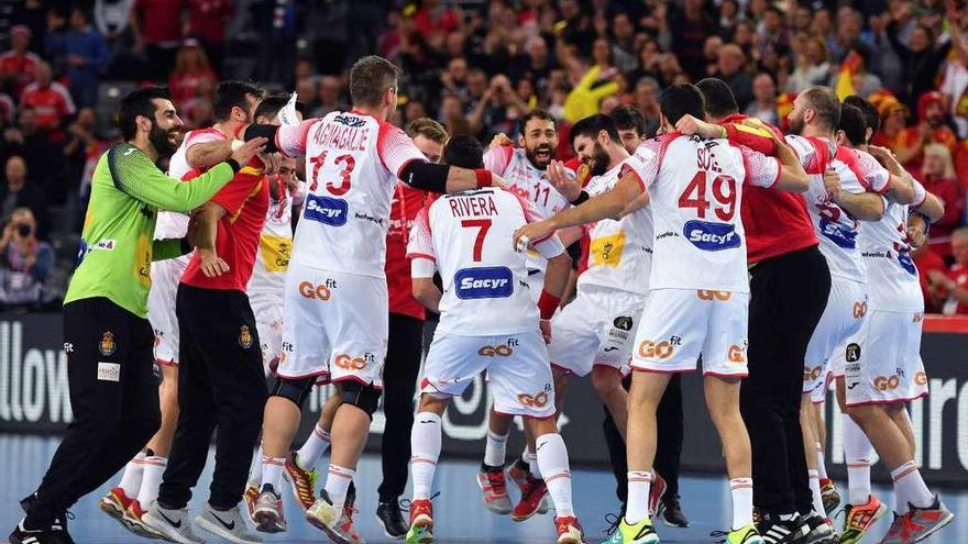 Los jugadores de España celebran la clasificación para la final.