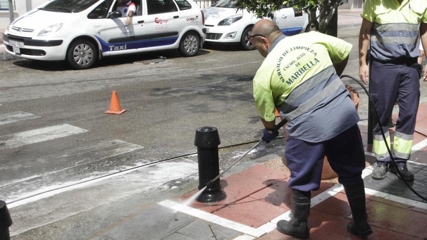 Un operario trabaja en una calle de Marbella.