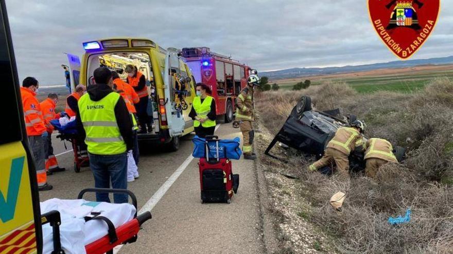 Los bomberos rescatan a una mujer que había quedado atrapada en su coche cerca de Belchite