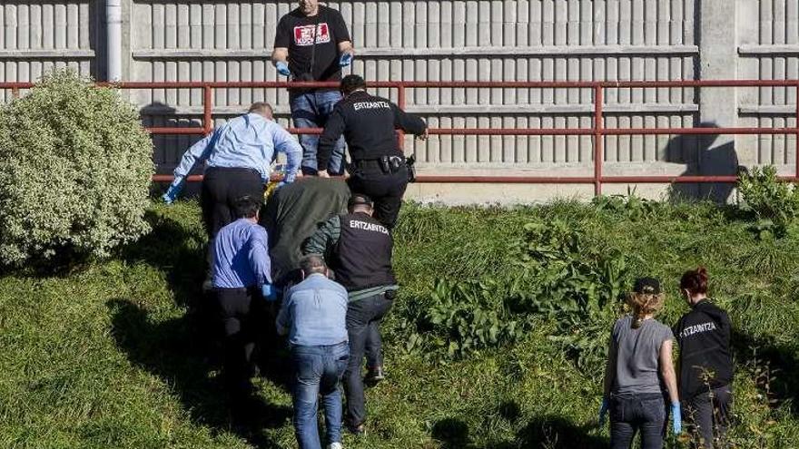 Muere una bilbaína al caer por una ventana y hallan a su marido apuñalado en casa