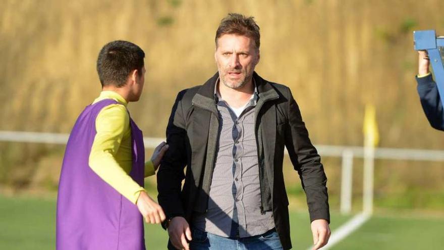 El entrenador del Sanxenxo, Óscar García, durante el partido ante el Marcón del domingo. // G. Santos