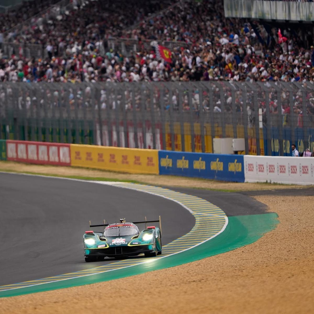 Álex Riberas subido al Aston Martin valkyrie en las 24 Hroas de Le Mans
