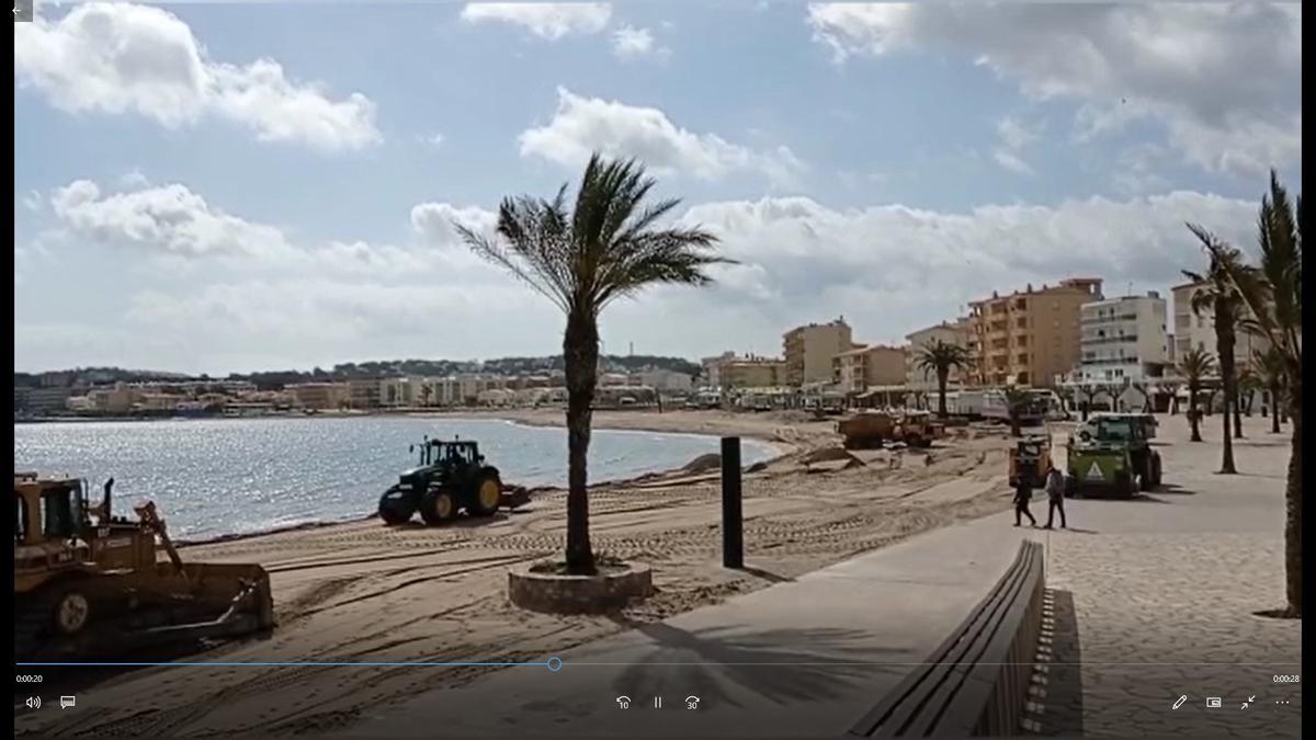 Les màquines fan la posada a punt a la sorra de la platja de Riells de l'Escala