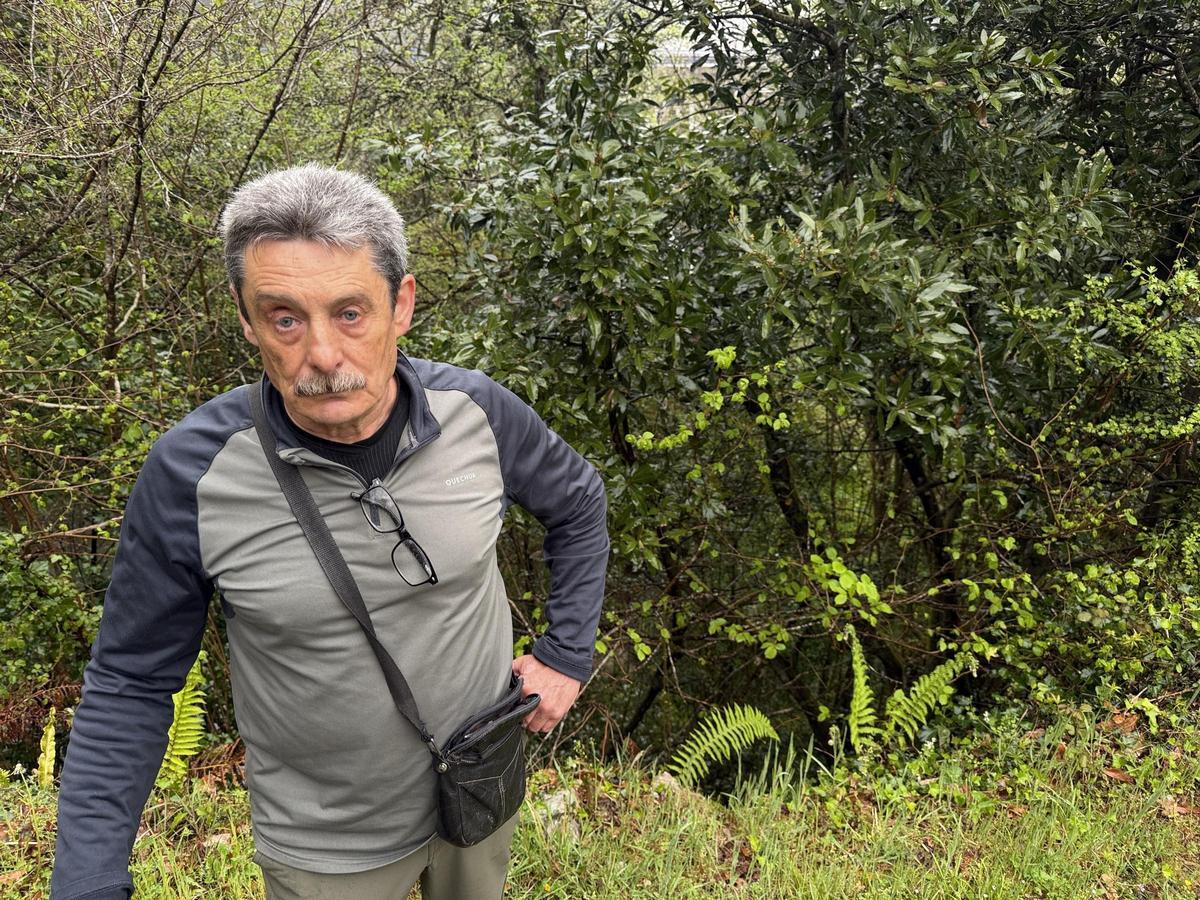 José Luis Valdés Monedero, en el lugar desde que cayó, junto a la carretera de la playa de La Franca.