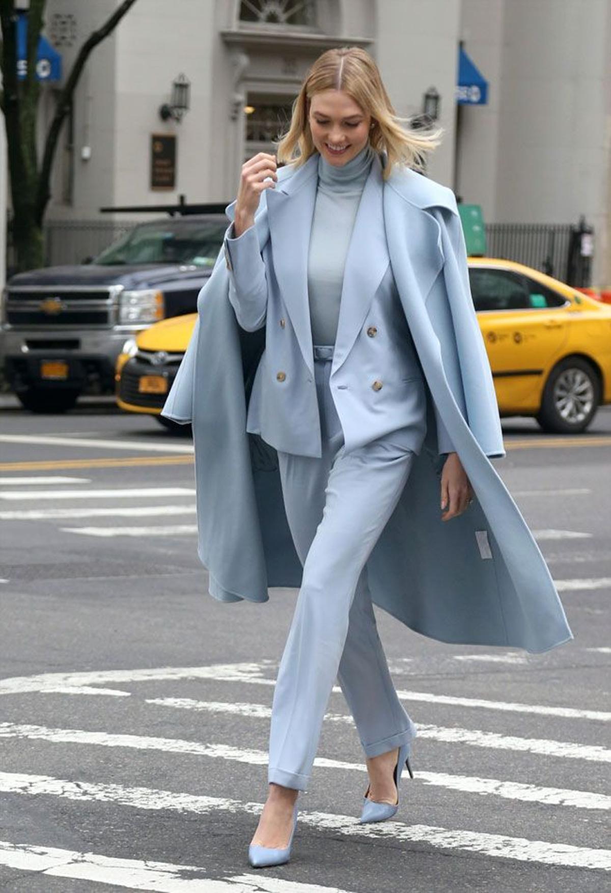 Karlie Kloss en Nueva York con total look azul
