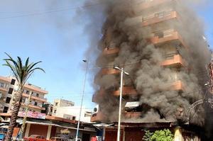 Un edifici residencial envoltat de fum en ple barri sunnita de Bab al-Tebbaneh a Trípoli (Líban), com a conseqüència dels enfrontaments entre musulmans sunnites i alauites. Les tensions han augmentat arran del conflicte armat a la veïna Síria.