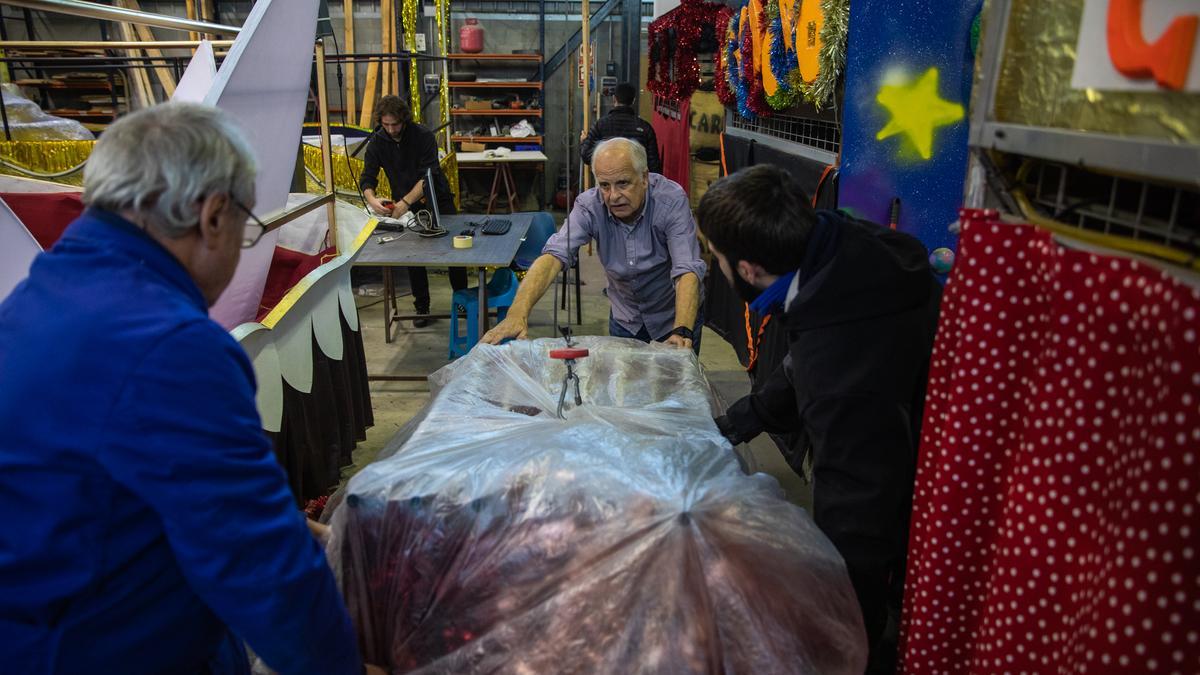 Últimos preparativos de la centenaria cabalgata de Reyes en Sant Vicenç dels Horts