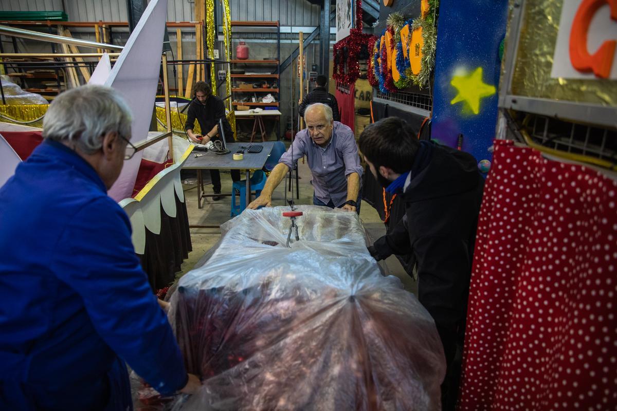 Últimos preparativos de la centenaria cabalgata de reyes en Sant Vicenç dels Horts