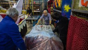 Últimos preparativos de la centenaria cabalgata de reyes en Sant Vicenç dels Horts