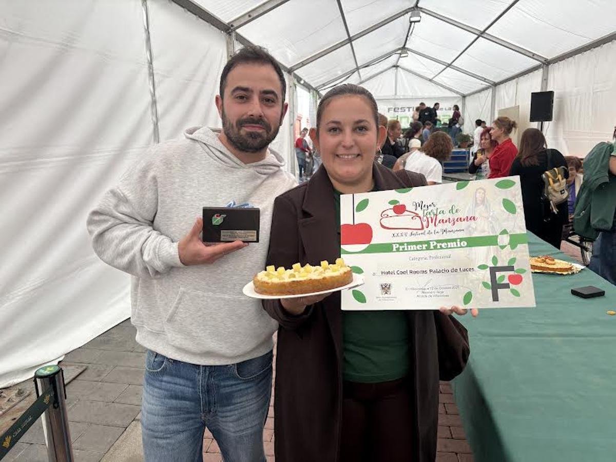 Blanca Mendoza y Daniel Ruiz, con su tarta.