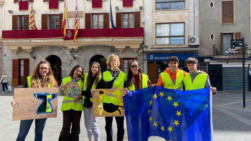 Los alumnos con las plantillas para pintar la vía pública. | IES INCA