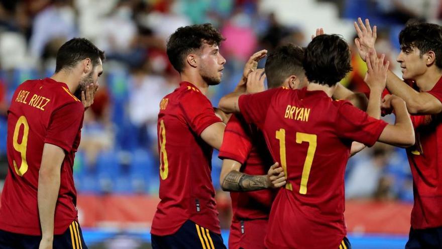 Los jugadores de la selección celebran un gol ante Lituania.