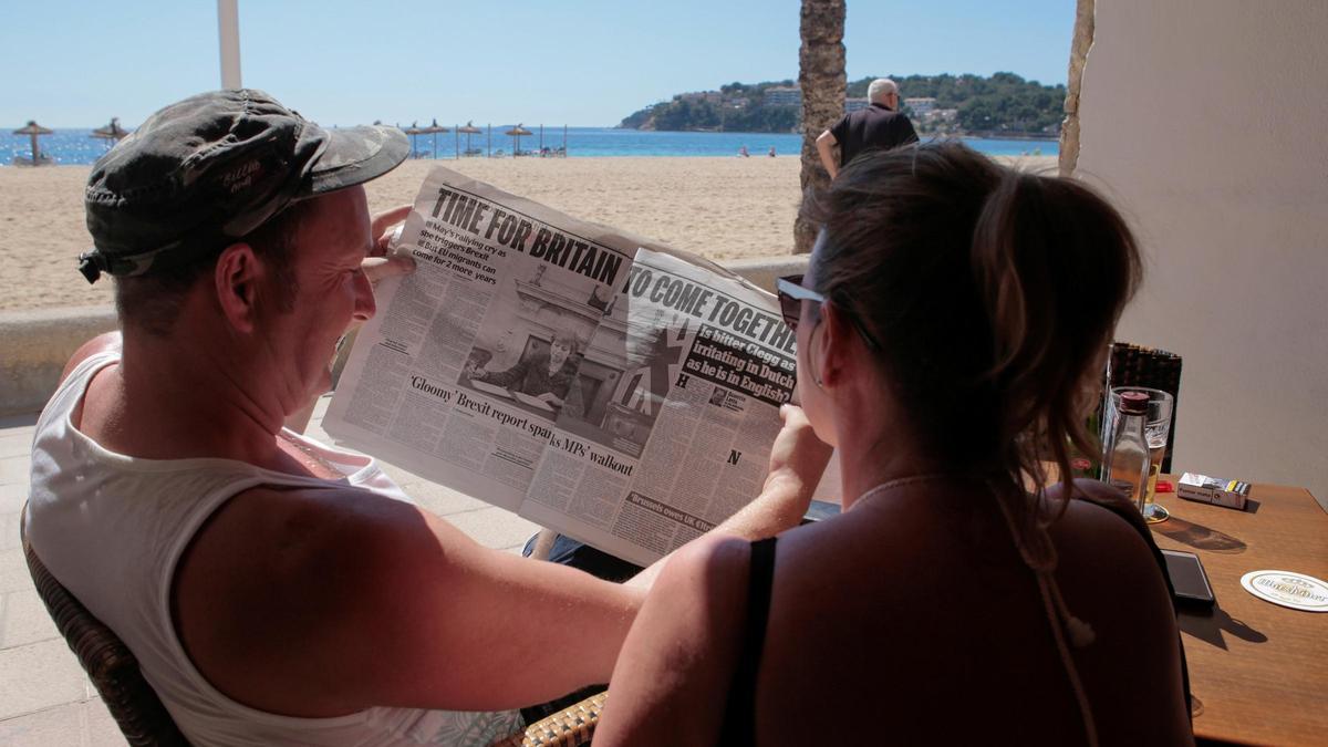 Una pareja de turistas británicos, en la playa de Magaluf.