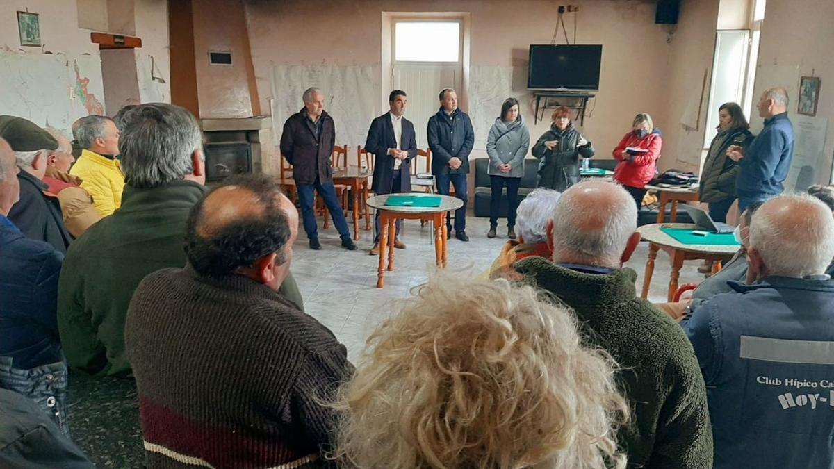 Luis López y Antonio Crespo se reunieron con los vecinos en el teleclub de Brandomés.